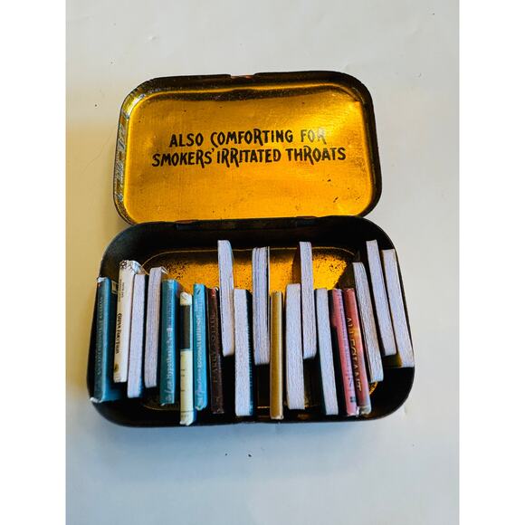 Collection of 20 miniature book models inside a vintage tin w magnifying glass - Picture 3 of 7